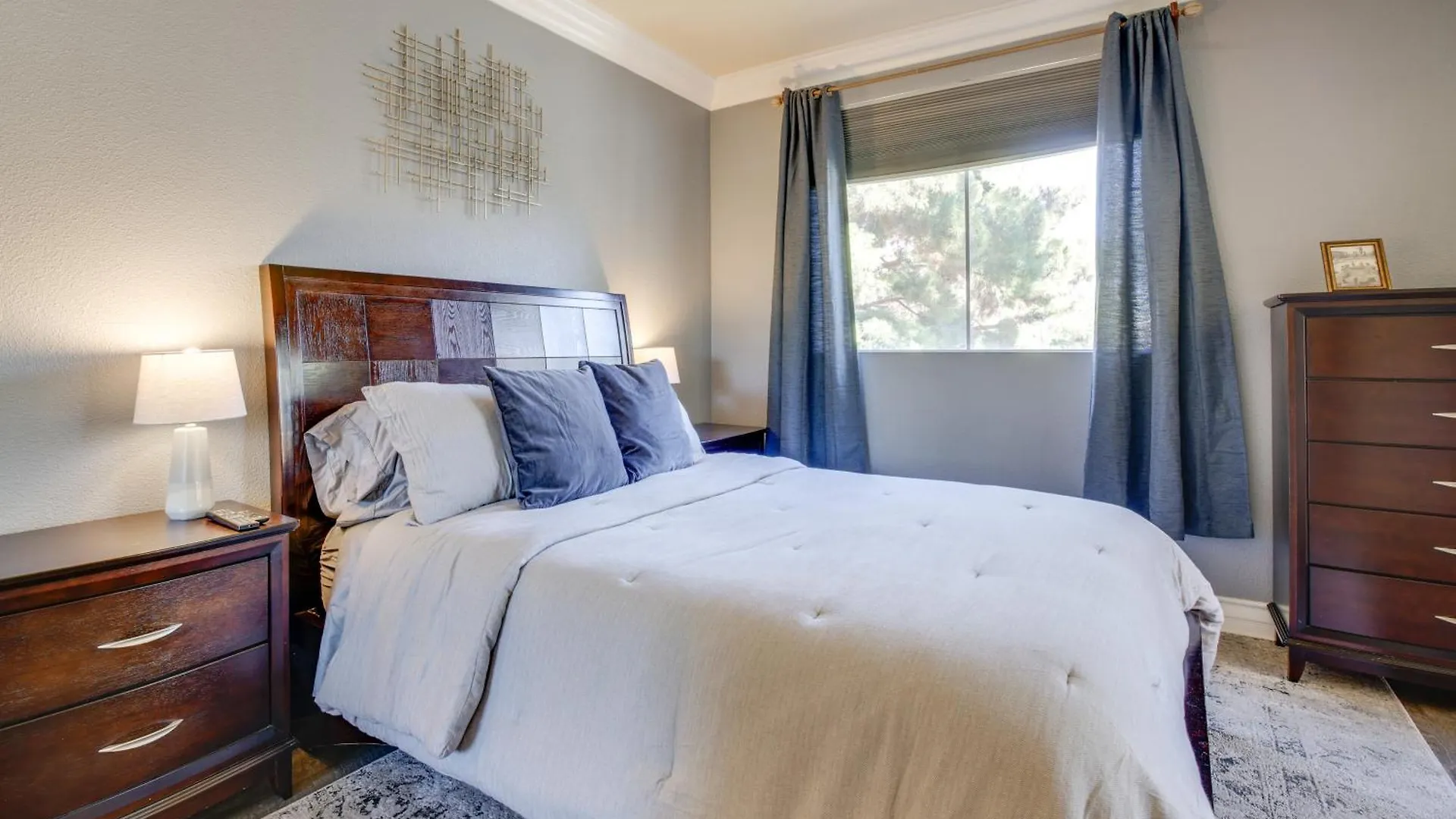 Walk To Las Vegas Strip Modern Condo With Patio! 米国