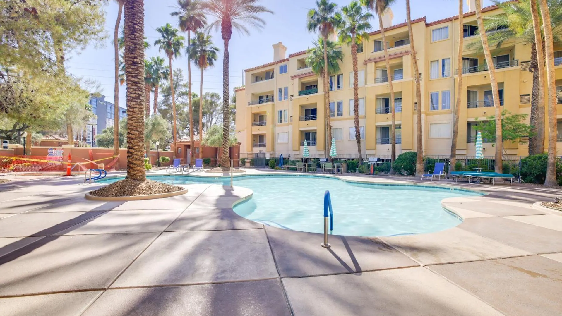 Walk To Las Vegas Strip Modern Condo With Patio! 0*,  米国