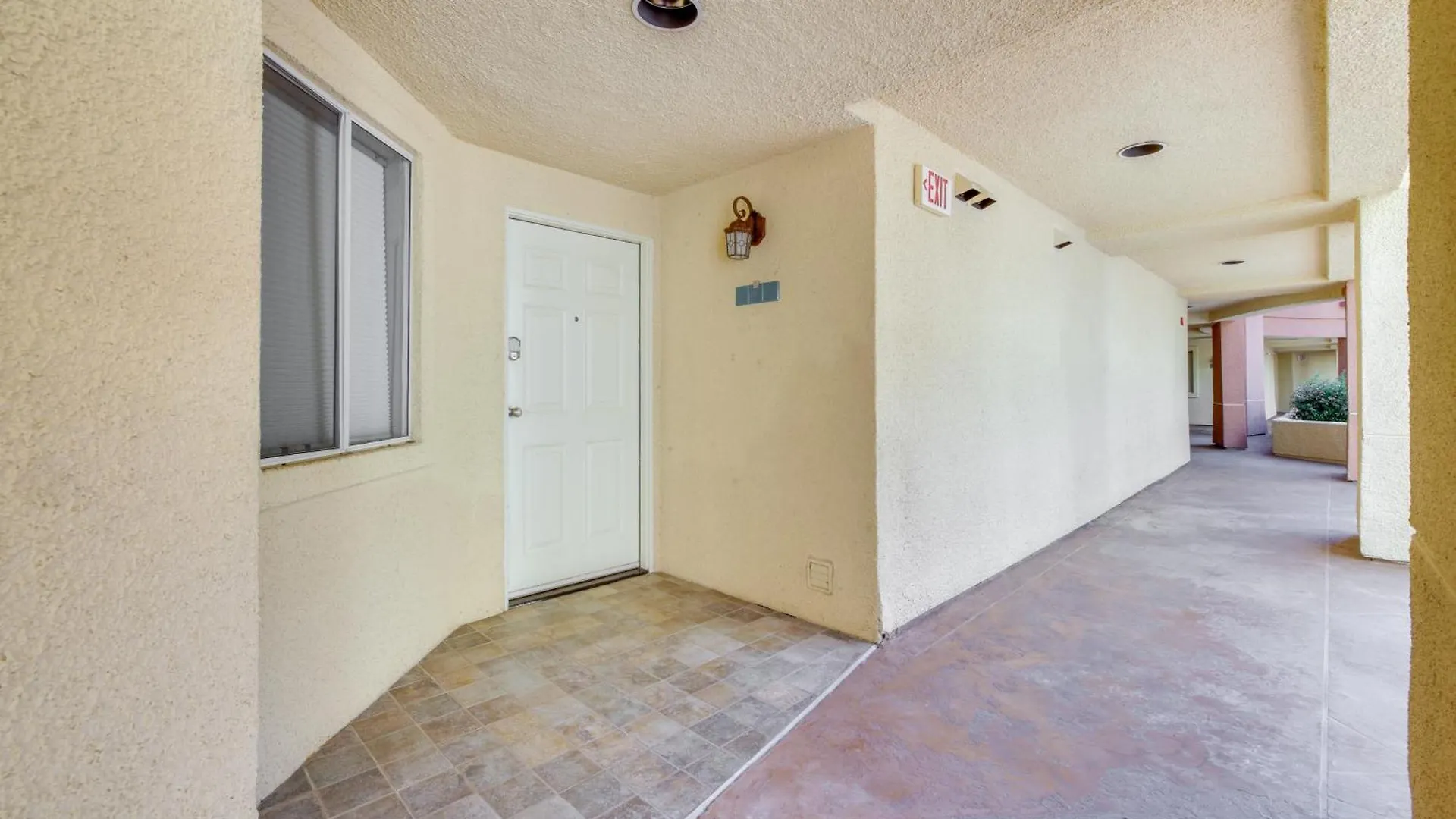 Walk To Las Vegas Strip Modern Condo With Patio! 0*,