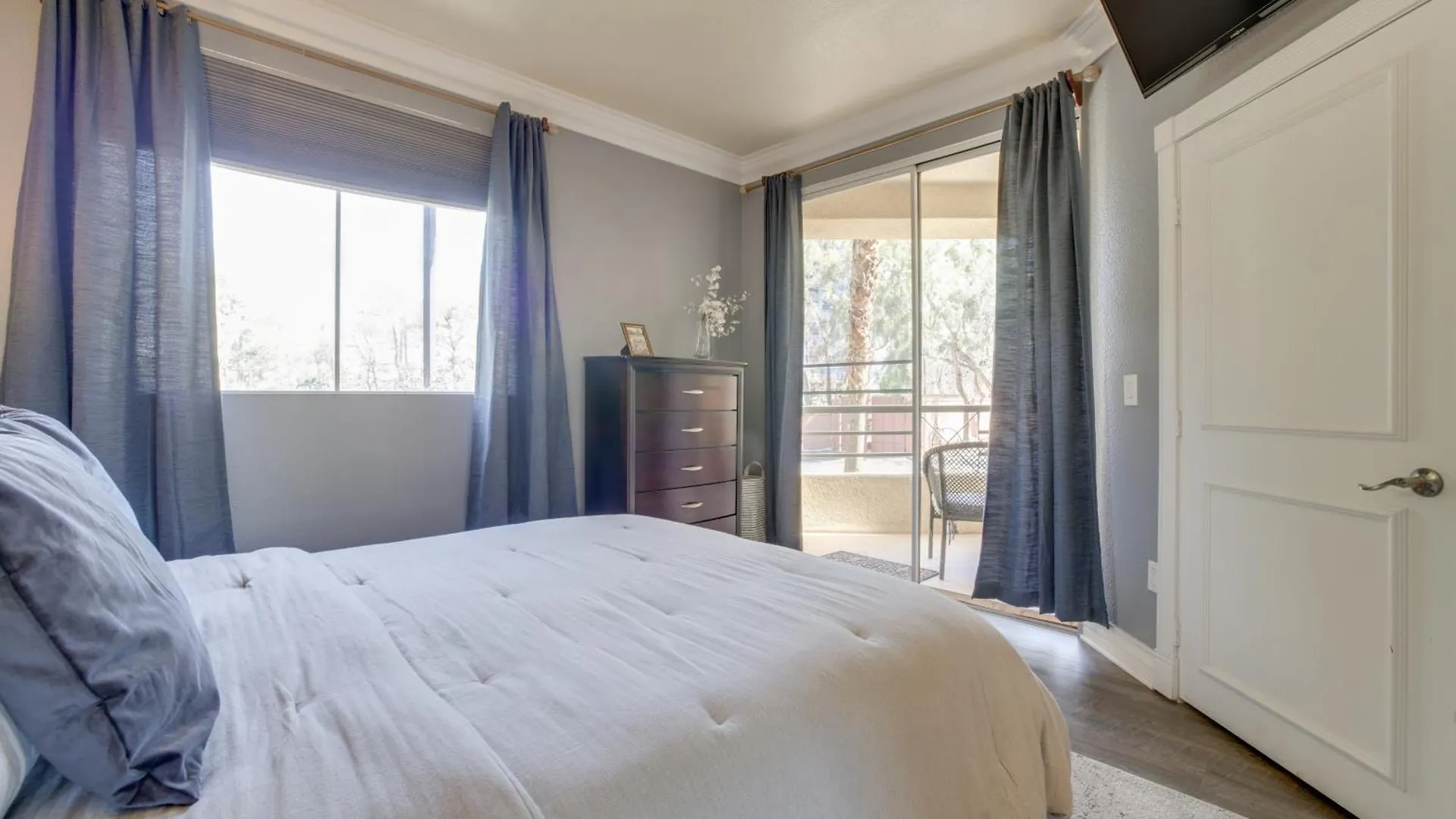Walk To Las Vegas Strip Modern Condo With Patio!