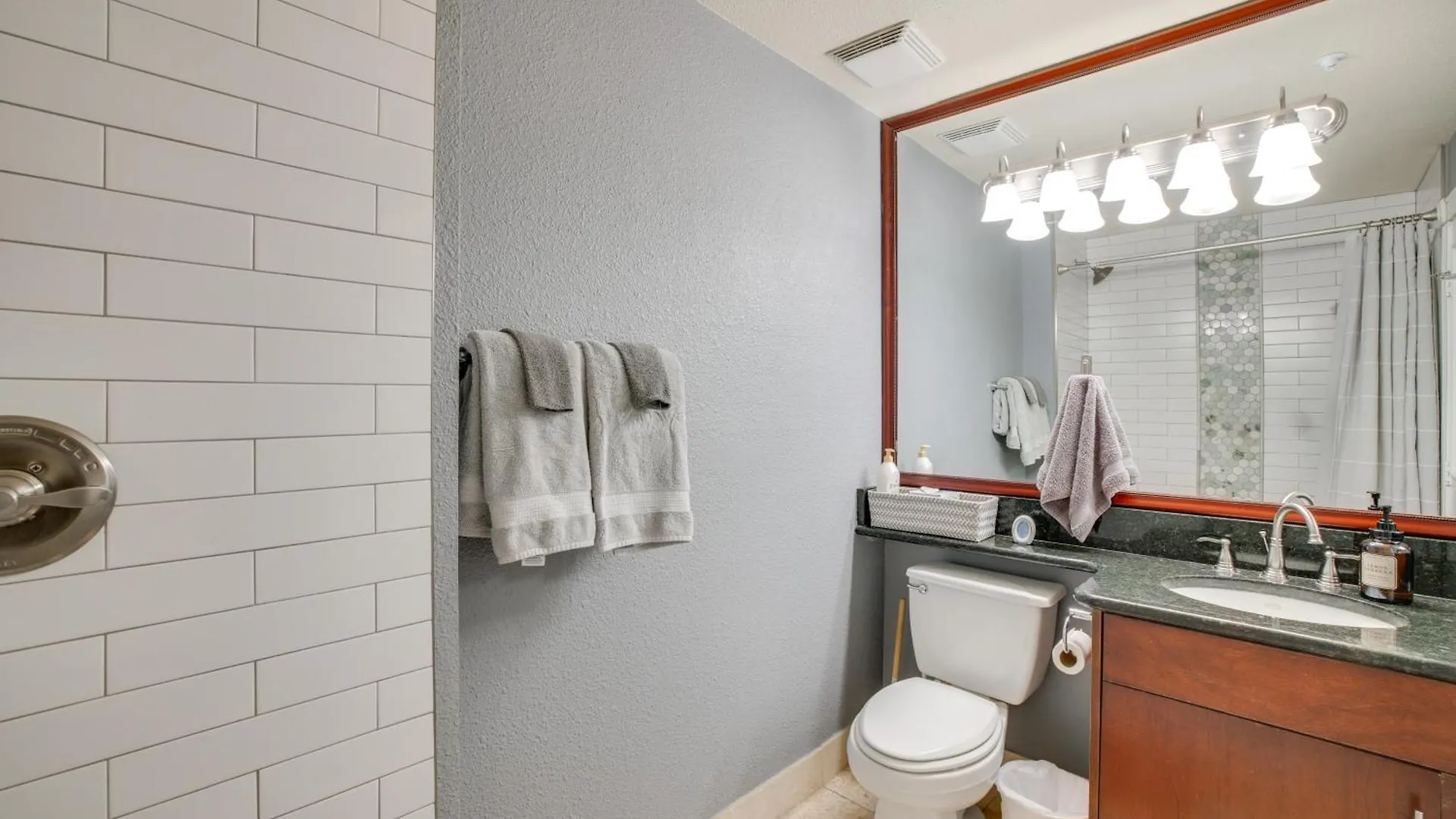 Walk To Las Vegas Strip Modern Condo With Patio!