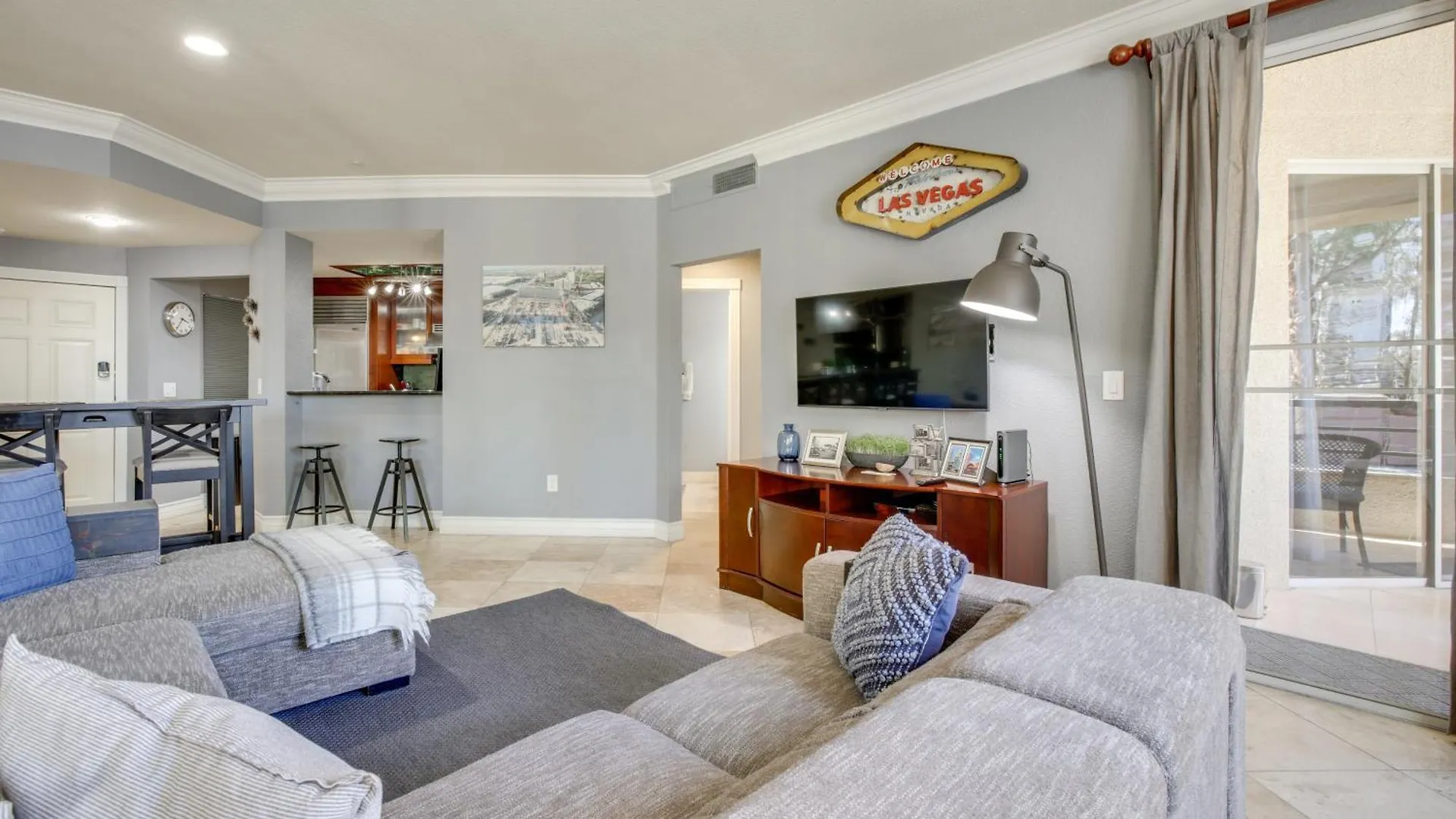 Walk To Las Vegas Strip Modern Condo With Patio! 0*,
